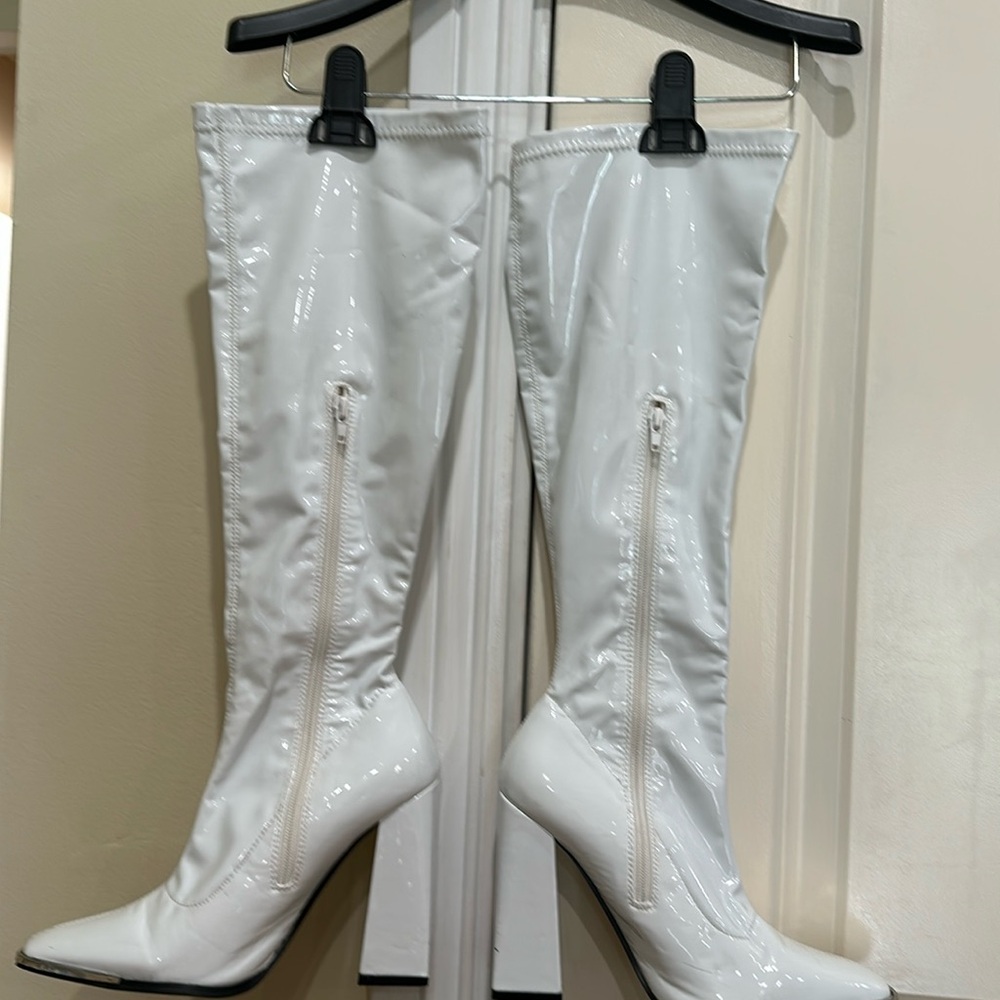 Public Design white besutiful boots, in very good condition.  4 inches high.